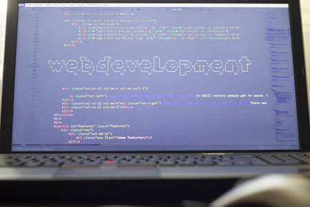 日落之窗 一位現(xiàn)代網(wǎng)絡(luò)開發(fā)者的光影工作臺